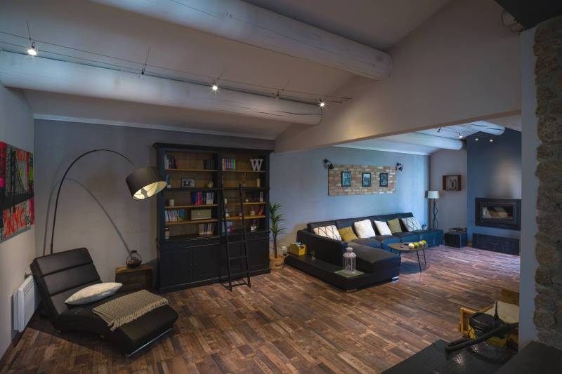 For sale in Roussillon, in the heart of the Luberon, contemporary villa with swimming pool and beautiful views.