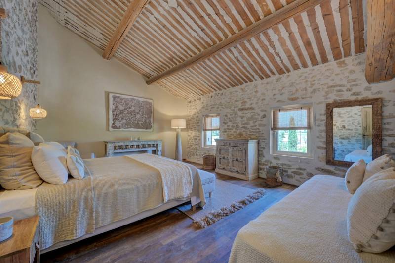 For sale: renovated country house and farmhouse with outbuildings, on over 4.3 hectares, near Roussillon and Bonnieux.