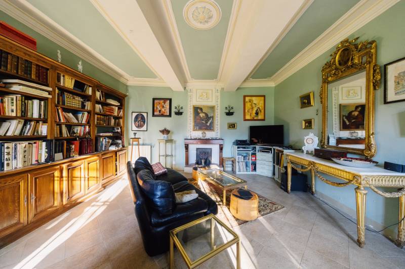 For sale: 18th-century mansion in need of restoration on 1.6 hectares of south-facing land near Oppède in the heart of the Luberon.