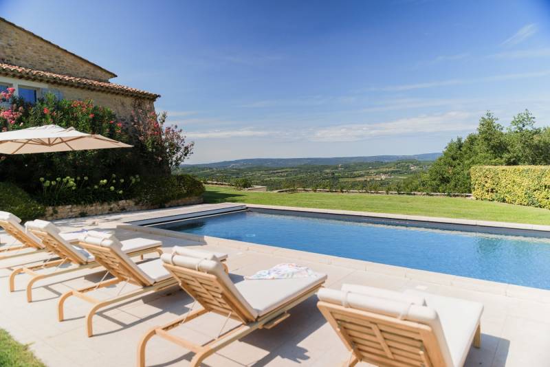 For rent in the countryside of Bonnieux, superb renovated hamlet with swimming pool, high-end amenities and panoramic views.