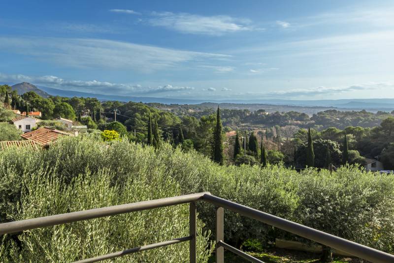 Elegant contemporary house with high-quality features in the hills above the charming village of Beaumes de Venise.