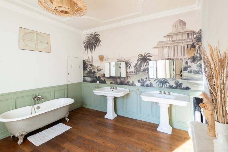 For sale: a charming, light-filled property in the heart of Apt, featuring an exceptional house with a swimming pool.