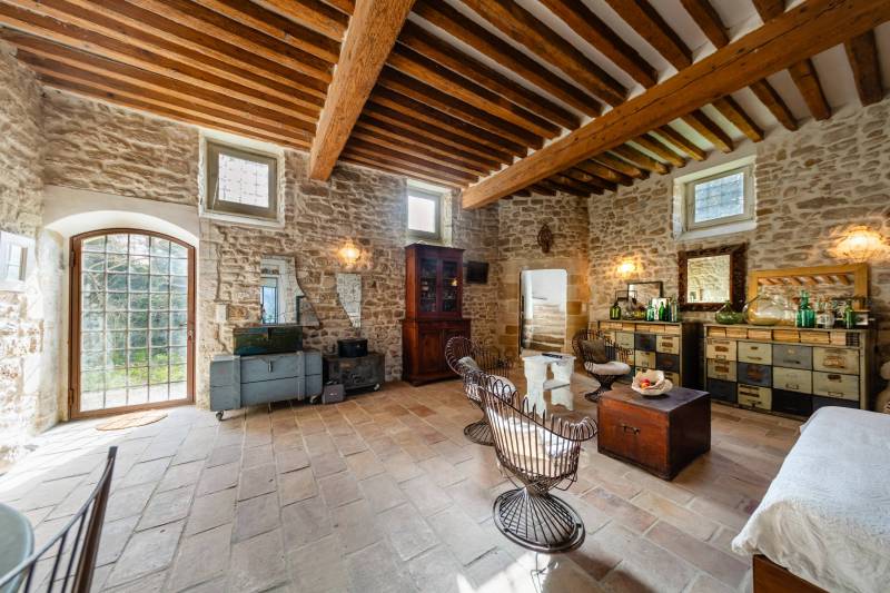Vast reception room: Luminous living area with traditional Provençal ceilings and terracotta floors.