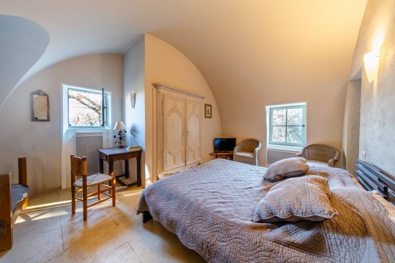 Close to Gordes, property of approximately 2 hectares planted with century-old oak trees offering panoramic views of the Luberon plain.