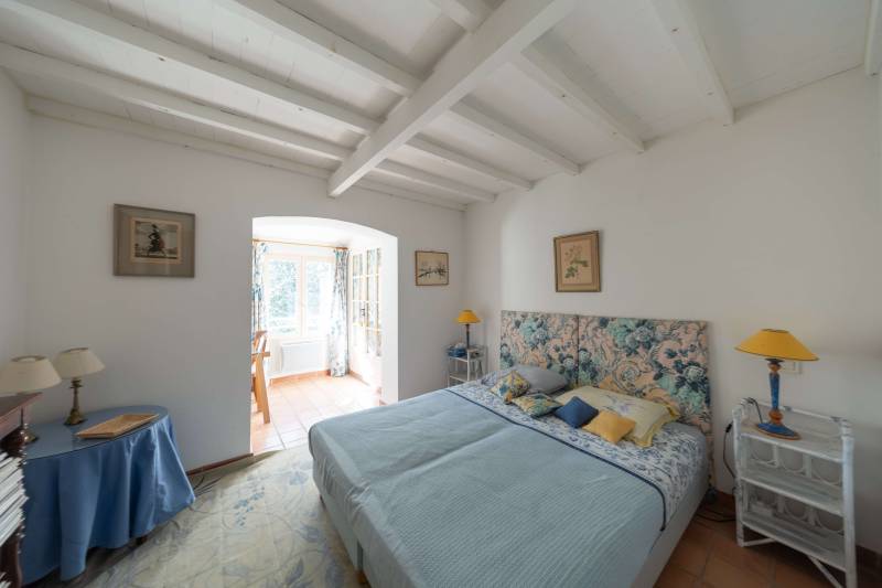 Traditional house just minutes from a charming hamlet of Gordes, set in a peaceful and highly sought-after setting.