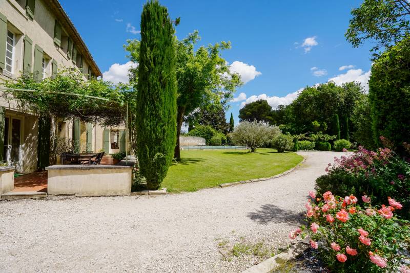 This historic 1850 farmhouse, located by the Canal de Provence, features 386 m² of living space across three levels, a converted barn, and a veranda. Surrounded by a lush garden and an infinity pool, it offers great potential for family living or guest ac