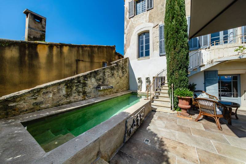 Swimming pool , overlooking the iconic landscape of the Monts de Vaucluse.