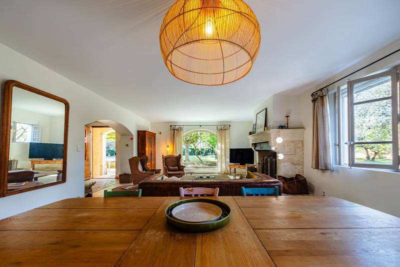 Located between Carpentras and Mont Ventoux, this charming country house is the ideal family home or the perfect vacation home.