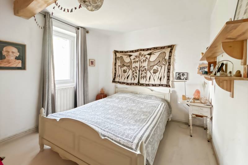 In L’Isle-sur-la-Sorgue, Saint-Antoine neighborhood, a renovated historic home on 2500 m² for sale, featuring a separate guesthouse, a shared swimming pool, and unobstructed views.