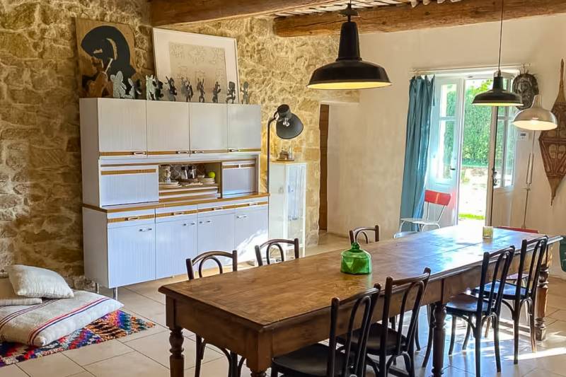 Located between Robion and Cavaillon, a renovated farmhouse in a quiet setting, featuring 8 bedrooms, including a 60 sqm, and 2 separate guesthouses, with a swimming pool and pool house.