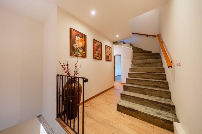 In Pernes-les-Fontaines, beautiful townhouse of over 200 square meters, fully renovated, combining Provençal charm and contemporary design.