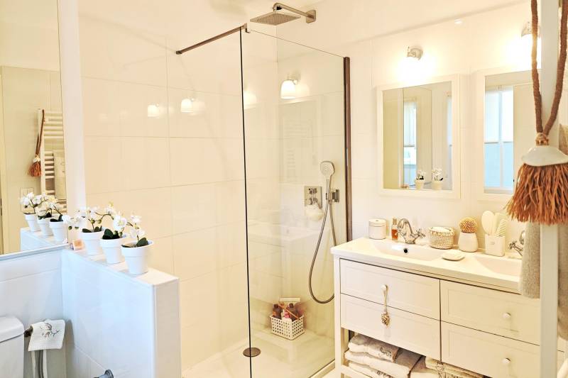 Nestled in a peaceful and unspoiled setting, in the heart of the highly sought-after village of Lagnes, this elegant property has been renovated in a contemporary style.