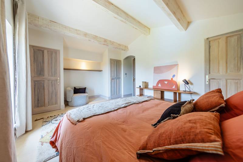 For rent just a few minutes’ walk from the center of Gordes, five-bedroom stone house with bastidon, swimming pool and views.