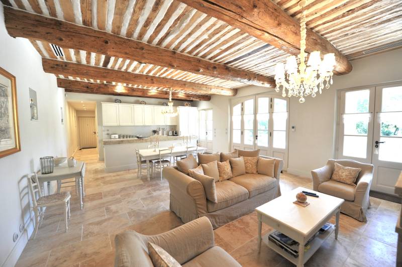 Charming architect-designed stone villa at the foot of Gordes with swimming pool, large wooded garden and high-end amenities.