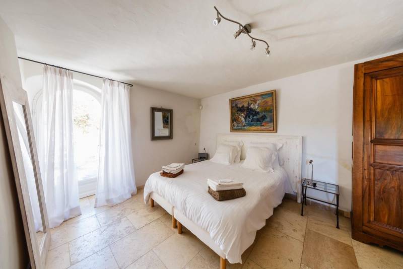 For sale, elegant stone house property with views of Bonnieux and Lacoste, recently restored with high-end amenities and separated annexes.