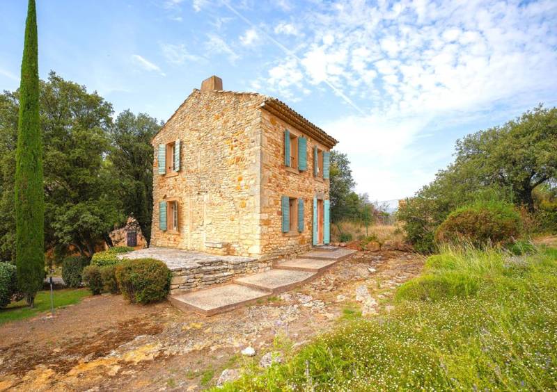 Near Gordes, beautiful stone property with outbuilding, swimming pool and terraces, offering panoramic views over the Luberon.