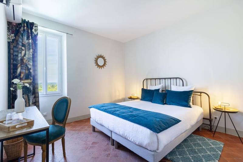 Character property of nearly 320 m² with courtyard, swimming pool and independent 135 m² apartment in Lagnes.