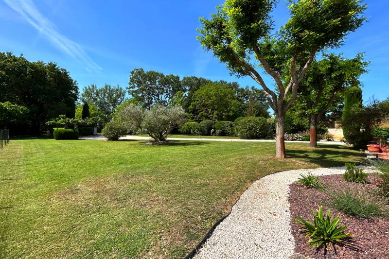 Velleron - Country house with outbuildings and swimming pool