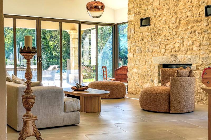 For rent, renovated 19th-century Magnanerie with high-end amenities and heated pool for your holidays in a charming hamlet close to Saint-Saturnin-lès-Apt.
