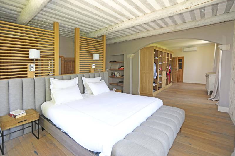 Holiday rental of an exceptional property with views of Mont Ventoux, swimming pool and fully equipped pool house.