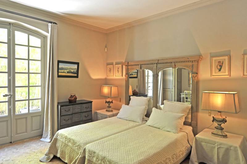 To rent for exceptional holidays, luxurious property in the heart of the St Lambert forest with pool and tennis.