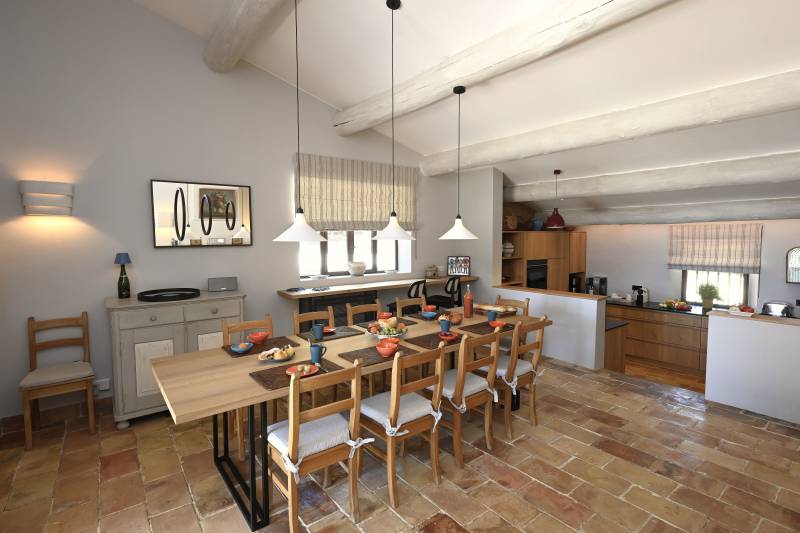 For rent in Gordes, elegant stone property with swimming pool, tennis court and multisport ground within walking distance of the village.