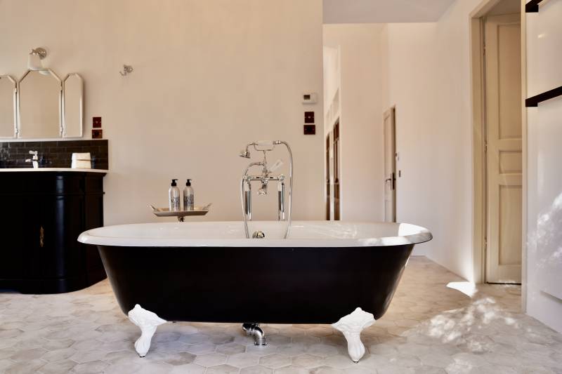Near Oppède, a stunning renovated country house on 1 hectare of land with a pool, offering magnificent views of the Luberon.
