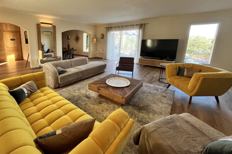 For rent near Roussillon, large Provençal house with stunning views of the Luberon and the Mont Ventoux