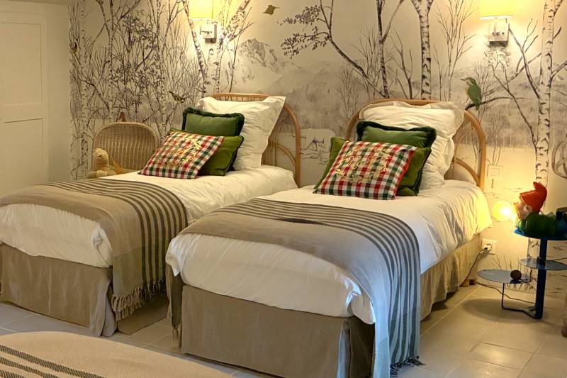 To rent in Oppède, superb seven-bedroom property with swimming pool, outdoor massage area and outdoor nomad tent.