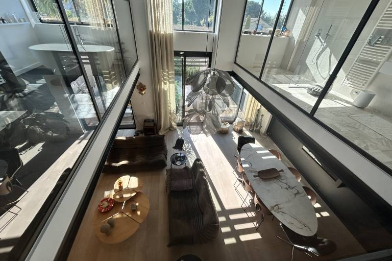 In Saint-Rémy-de-Provence, in the village center, a stunning, unique 150-square-meter loft with a courtyard and swimming pool.