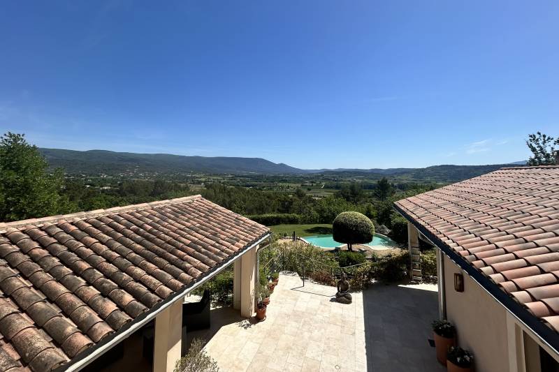 In Saint-Saturnin-lès-Apt, an elegant property with panoramic views of the Luberon, set within 5,620 m² of landscaped grounds featuring a swimming pool.