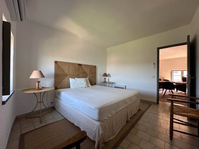 Gordes : elegant investment property in the centre of the village opposite the Château on 5 floors