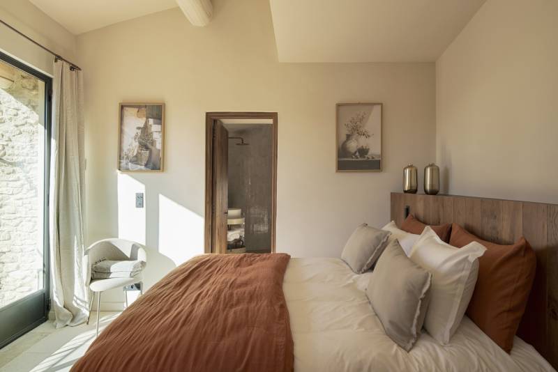 Stunning mas renovated with modernity and authentic charm, near the village of Gordes with pool and high-end amenities.