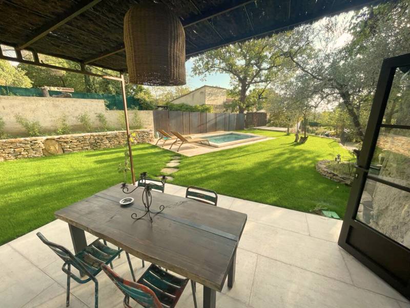 Charming stone Mazet just minutes from L’Isle-sur-la-Sorgue and the Saumane golf course with pool, garden and shaded terrace.