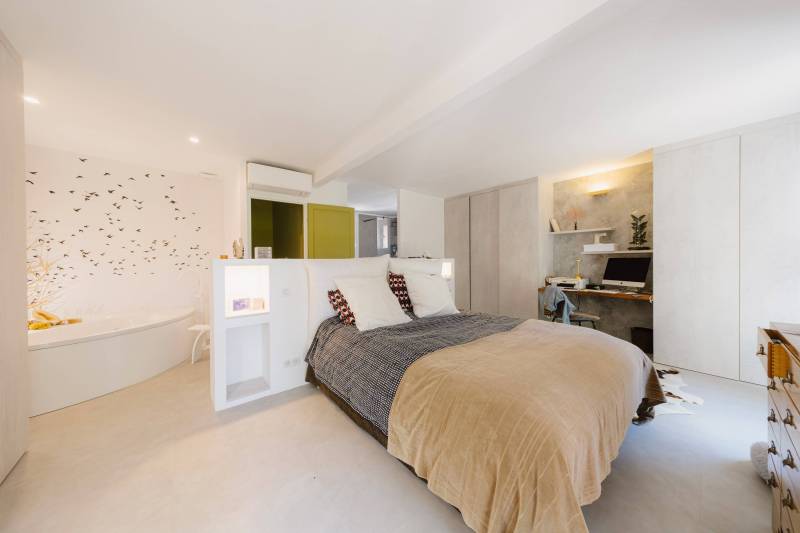 Elegant villa with swimming pool and outbuildings near by the charming village of Lourmarin.