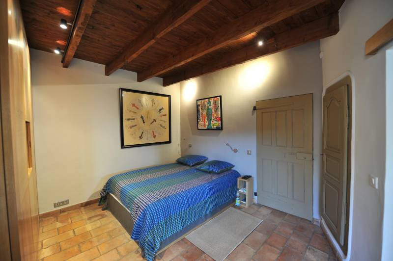Rental of a renovated stone Mas with pool, summer kitchen and panoramic view over the village of Gordes.