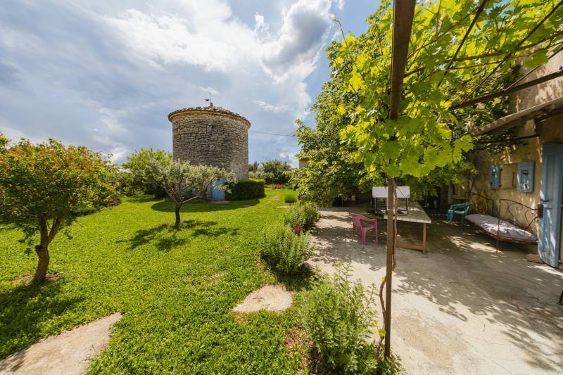 Gordes: rare village property in dominant position with swimming pool and outbuildings walking distance to the center.
