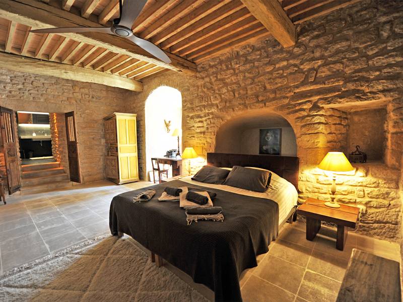 Historic Provençal castle for holiday rental in the heart of Goult for a timeless and authentic holiday.