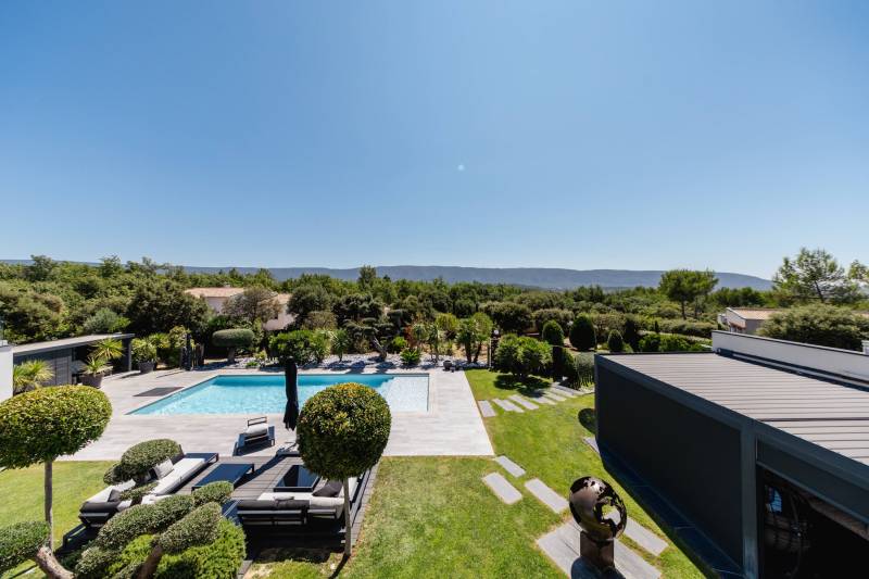 Between Gordes and Ménerbes, a remarkable and unique contemporary property in a peaceful setting, featuring a swimming pool and high-end amenities.