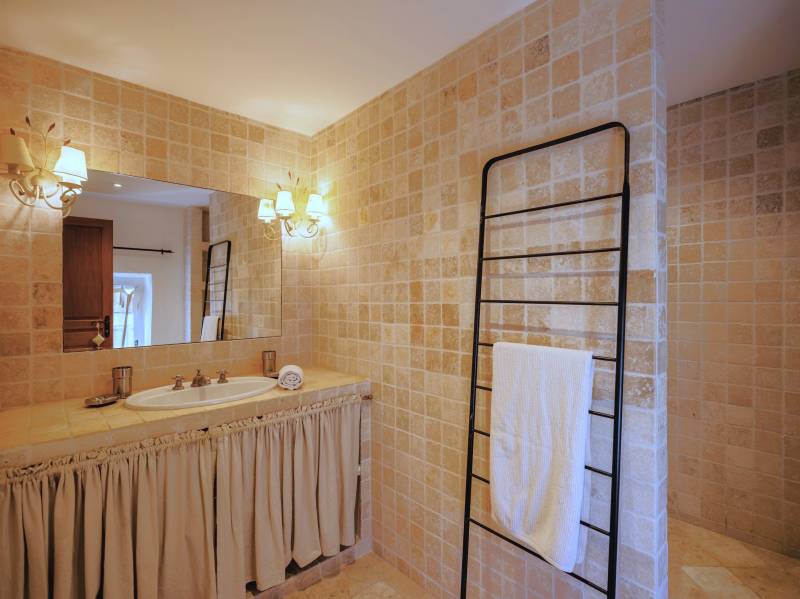 For rent at the foot of Gordes, stunning renovated Mas in a very peaceful setting with pool, summer kitchen and tennis court.