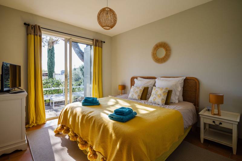 Exclusive, perfectly restored house with swimming pool, well-kept garden, and views of the Luberon in a residential neighborhood.