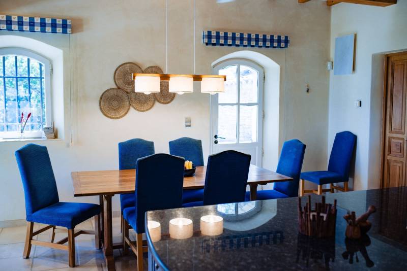 Charming stone house 10 minutes’ walk from Gordes with pool and panoramic view over the Luberon valley.