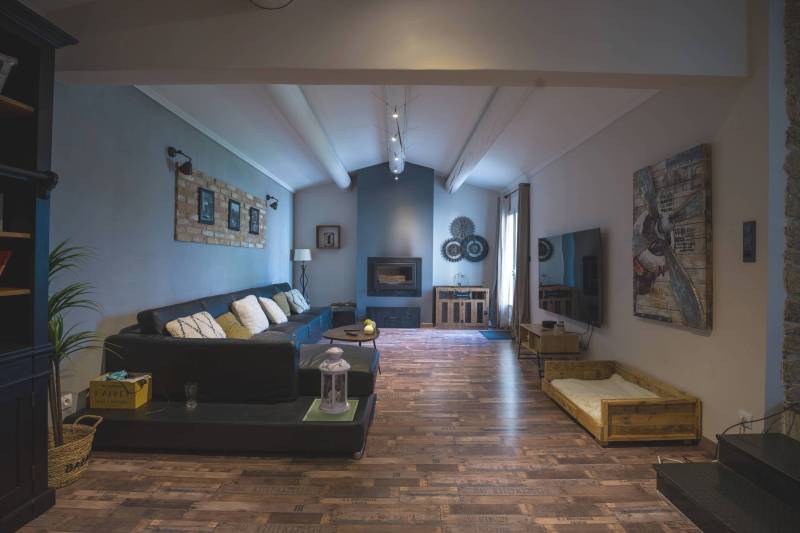For sale in Roussillon, in the heart of the Luberon, contemporary villa with swimming pool and beautiful views.