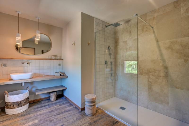 For sale: renovated country house and farmhouse with outbuildings, on over 4.3 hectares, near Roussillon and Bonnieux.