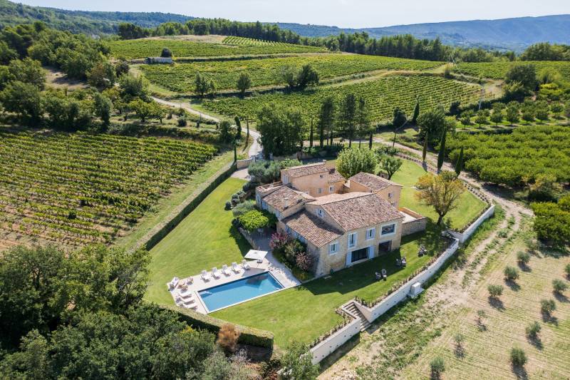 For rent in the countryside of Bonnieux, superb renovated hamlet with swimming pool, high-end amenities and panoramic views.