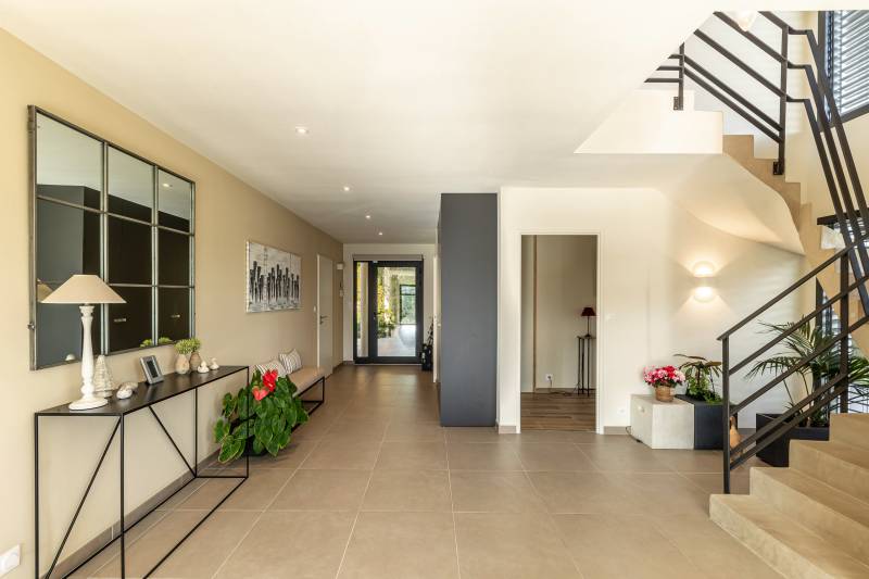 Elegant contemporary house with high-quality features in the hills above the charming village of Beaumes de Venise.