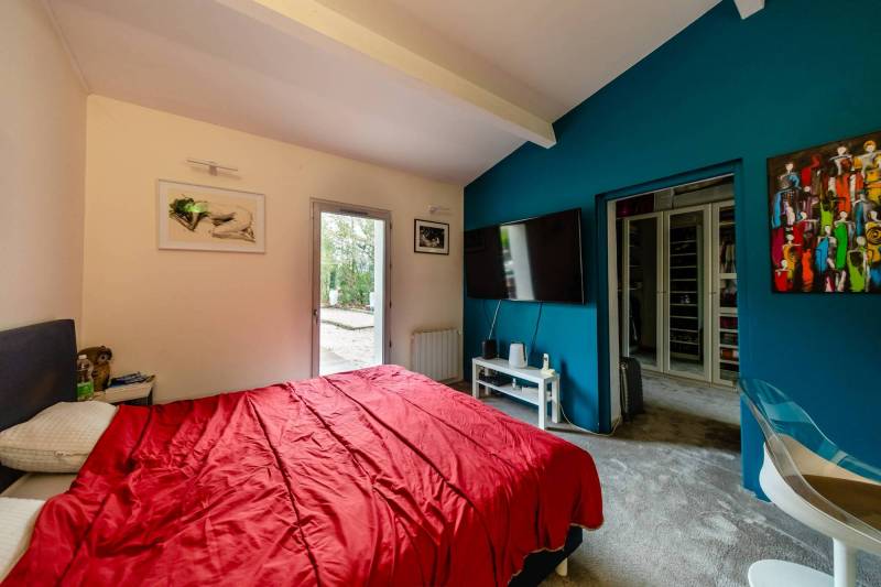 For sale in Isle-sur-la-Sorgue, charming renovated villa with fireplace and swimming pool in a quiet location on the outskirts of town.