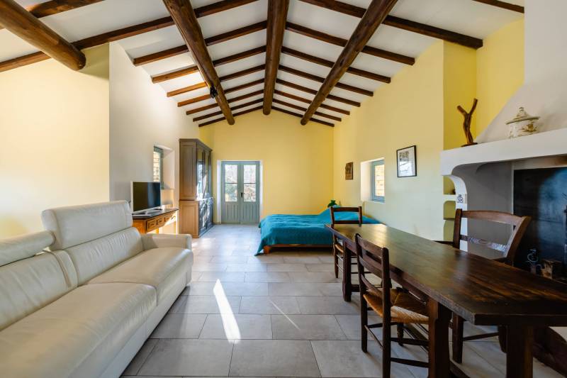 Close to Gordes, property of approximately 2 hectares planted with century-old oak trees offering panoramic views of the Luberon plain.