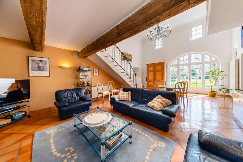 This historic 1850 farmhouse, located by the Canal de Provence, features 386 m² of living space across three levels, a converted barn, and a veranda. Surrounded by a lush garden and an infinity pool, it offers great potential for family living or guest ac