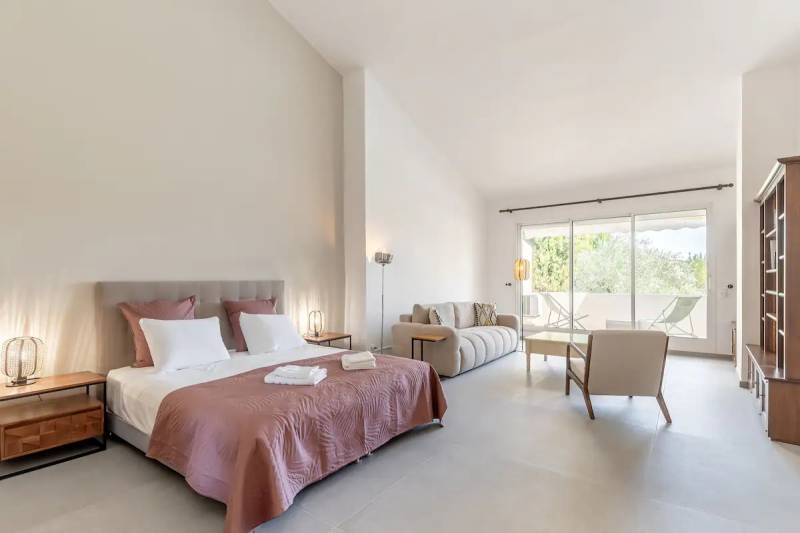 In Gordes, for sale, a stunning country house in a hamlet with a courtyard and a swimming pool.